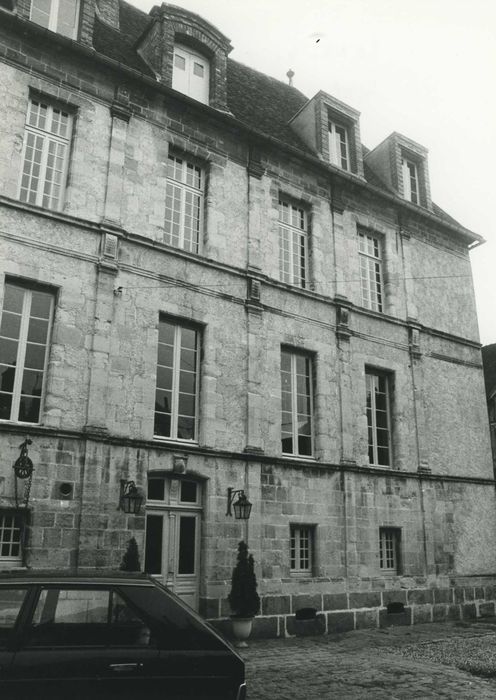 Hôtel de Vaudricourt : façade sur cour, vue partielle