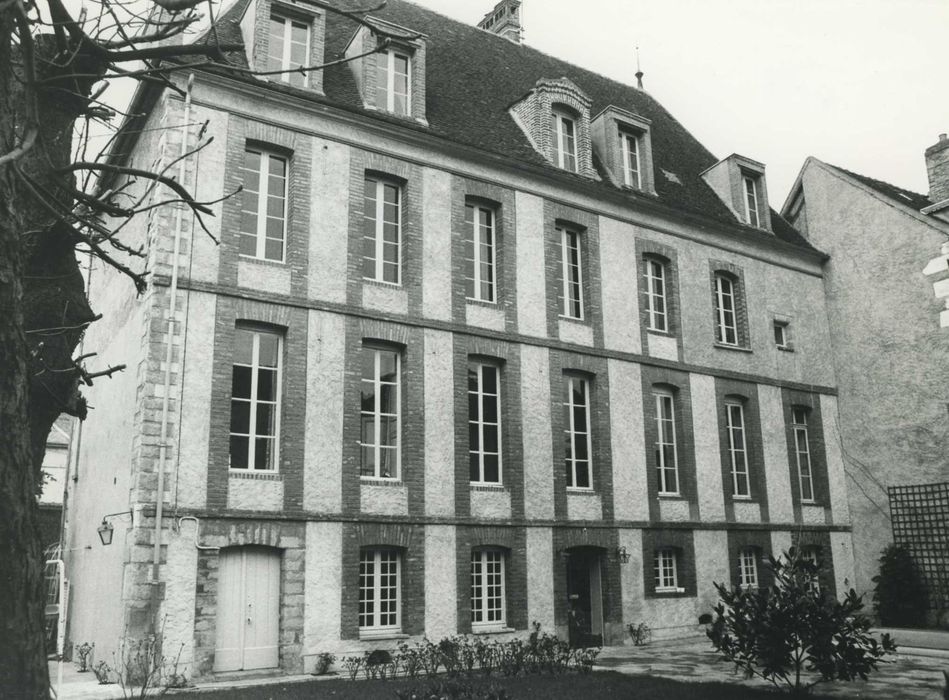 Hôtel de Vaudricourt : façade sur jardin, vue générale