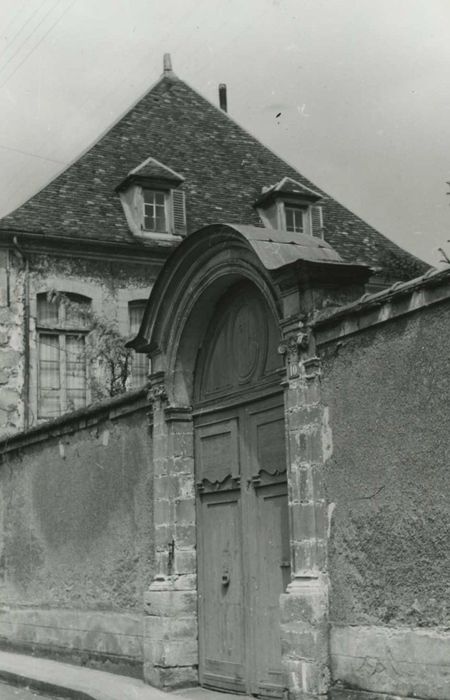 Maison : portail d’accès sur rue, vue générale