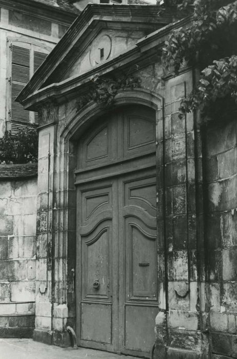 Maison : portail d’accès sur rue au n°8, vue générale