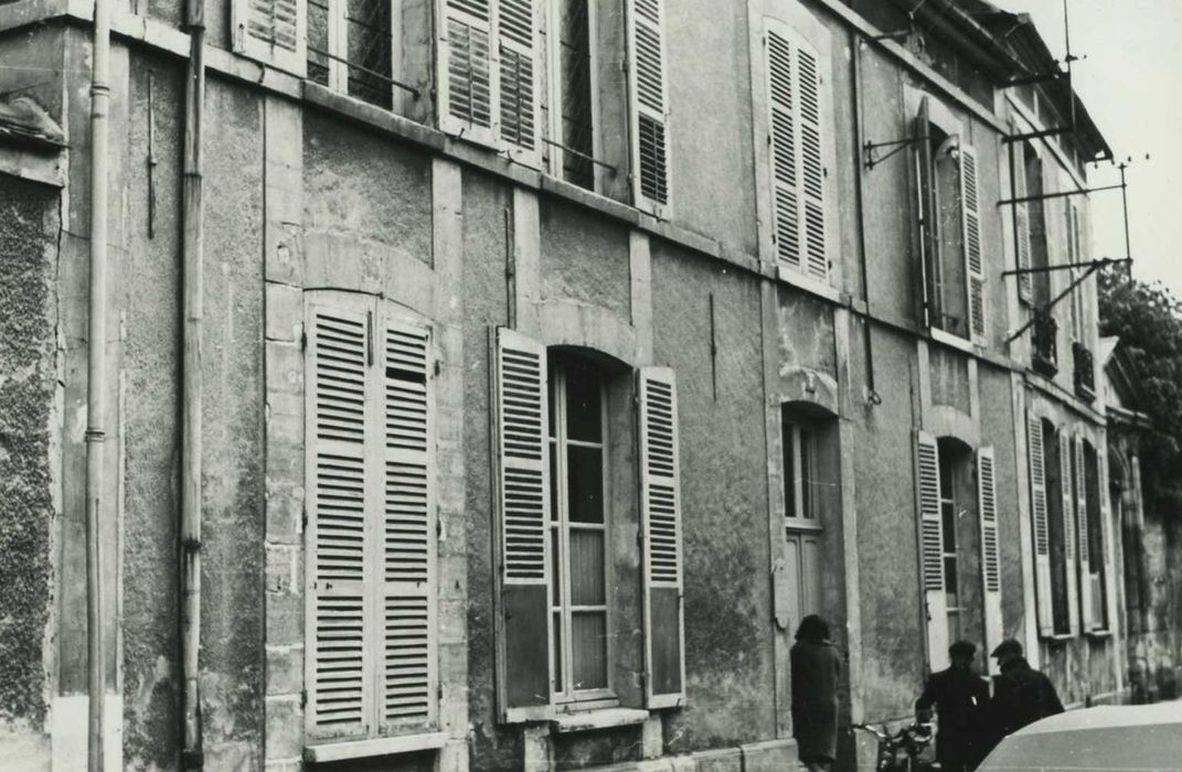 Maison : façade sur rue du n°8, vue générale