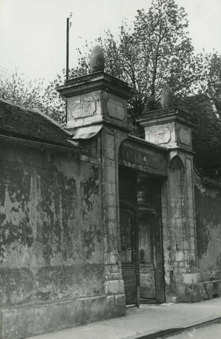 Hôtel : portail d’accès sur rue, vue générale