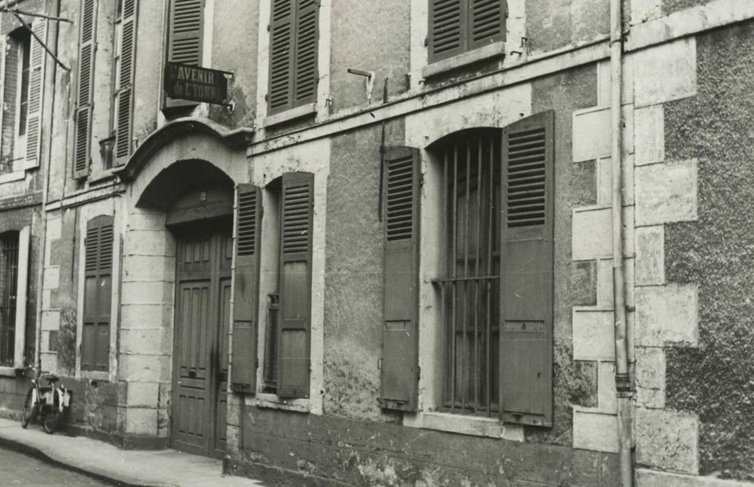 Maison : façade sur rue, vue partielle