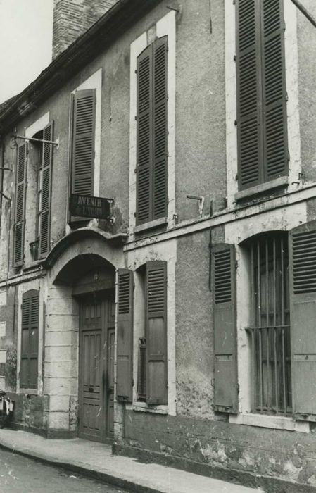 Maison : façade sur rue, vue partielle