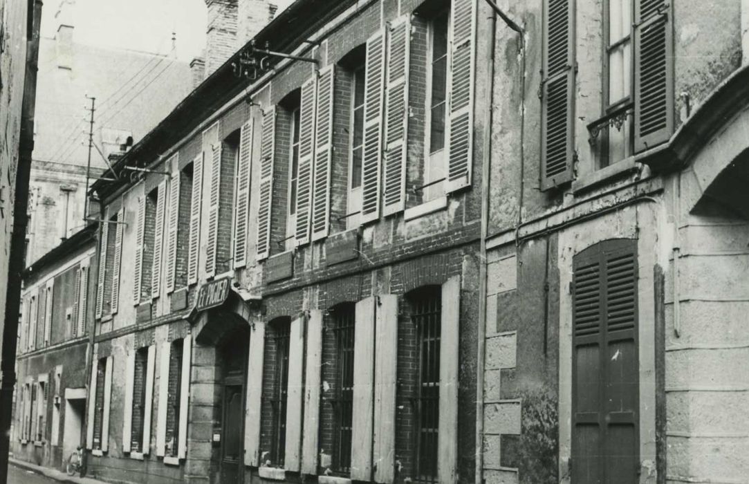 Maison : façade sur rue, vue générale