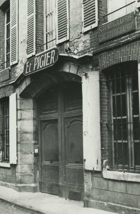 Maison : portail d’accès sur rue, vue générale