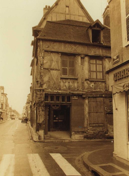 Maison dite d'Abraham : façade sur rue, vue partielle