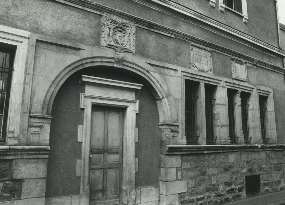 Maison : façade sur rue, vue partielle