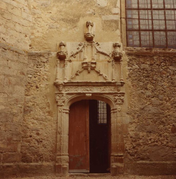 Eglise Saint-Cyr et Sainte-Julitte : porte d’accès latérale sud, vue générale