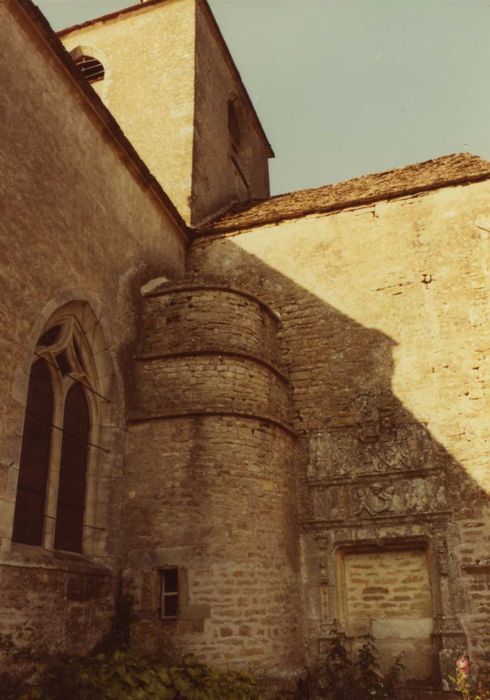 Eglise Saint-Pierre : transept sud, mur ouest, vue partielle