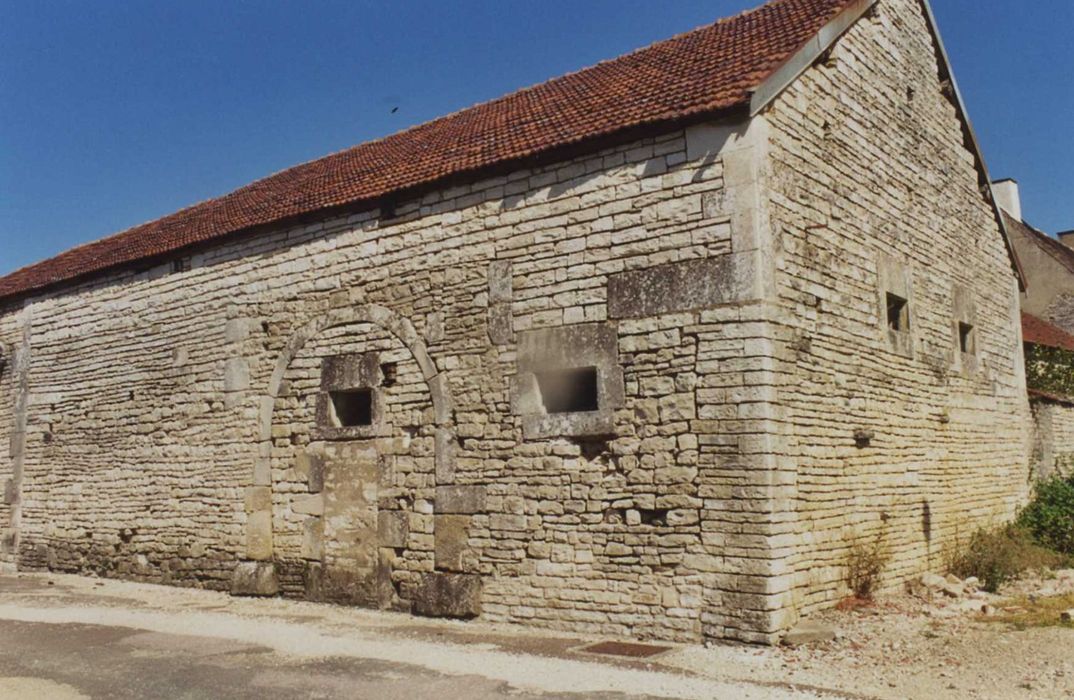 Maison sise à Saint-Vinnemer : grange, façade postérieure, vue  générale