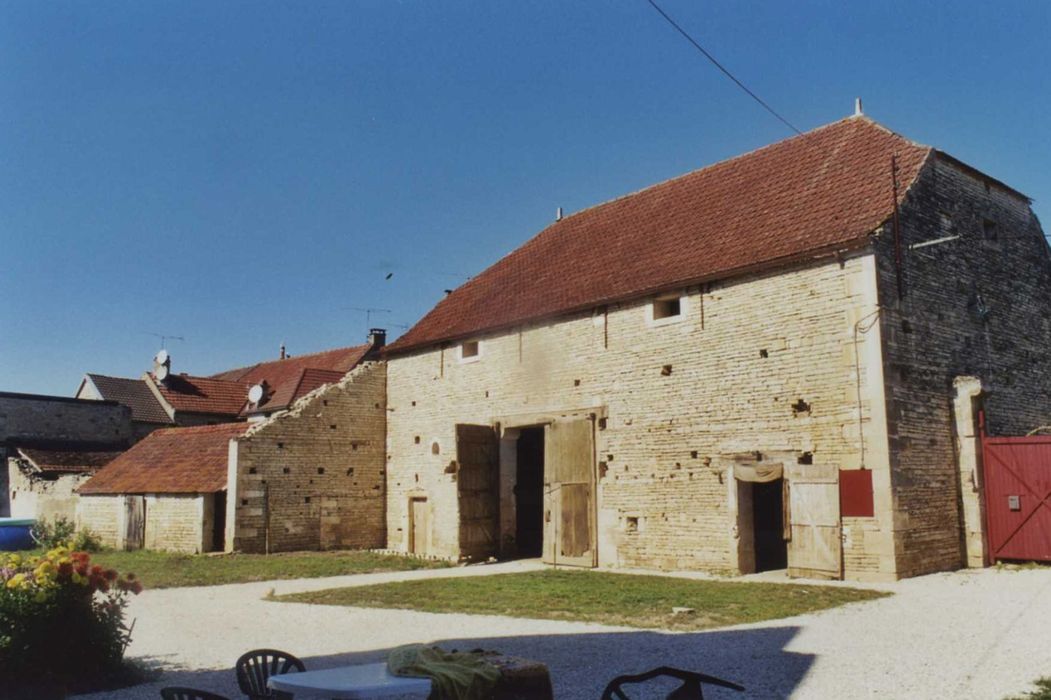 Maison sise à Saint-Vinnemer : bâtiment agricole, façade sud sur cour, vue générale