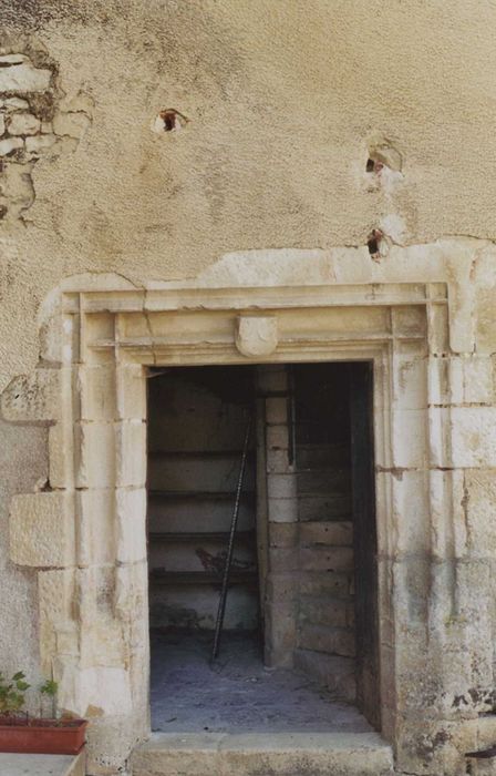 Maison sise à Saint-Vinnemer : porte d’accès, vue générale