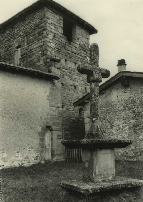 Eglise (ancienne) : façade latérale sud, vue partielle