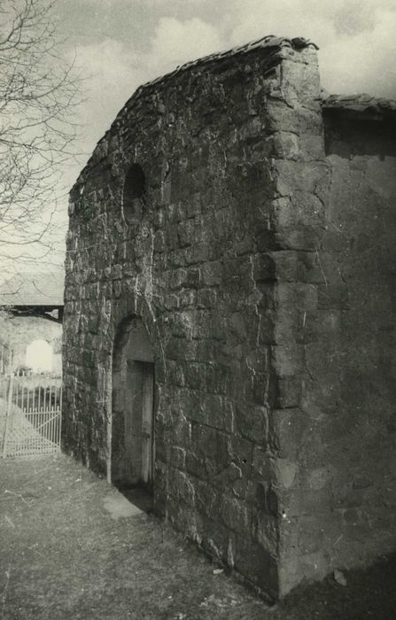 Eglise (ancienne) : façade occidentale, vue générale