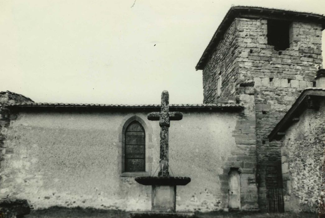 Eglise (ancienne) : façade latérale sud, vue générale