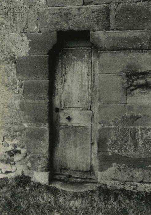 Eglise (ancienne) : porte d’accès sur, vue générale