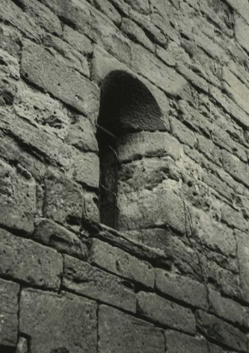 Eglise (ancienne) : clocher, mur sud, détail d’une baie