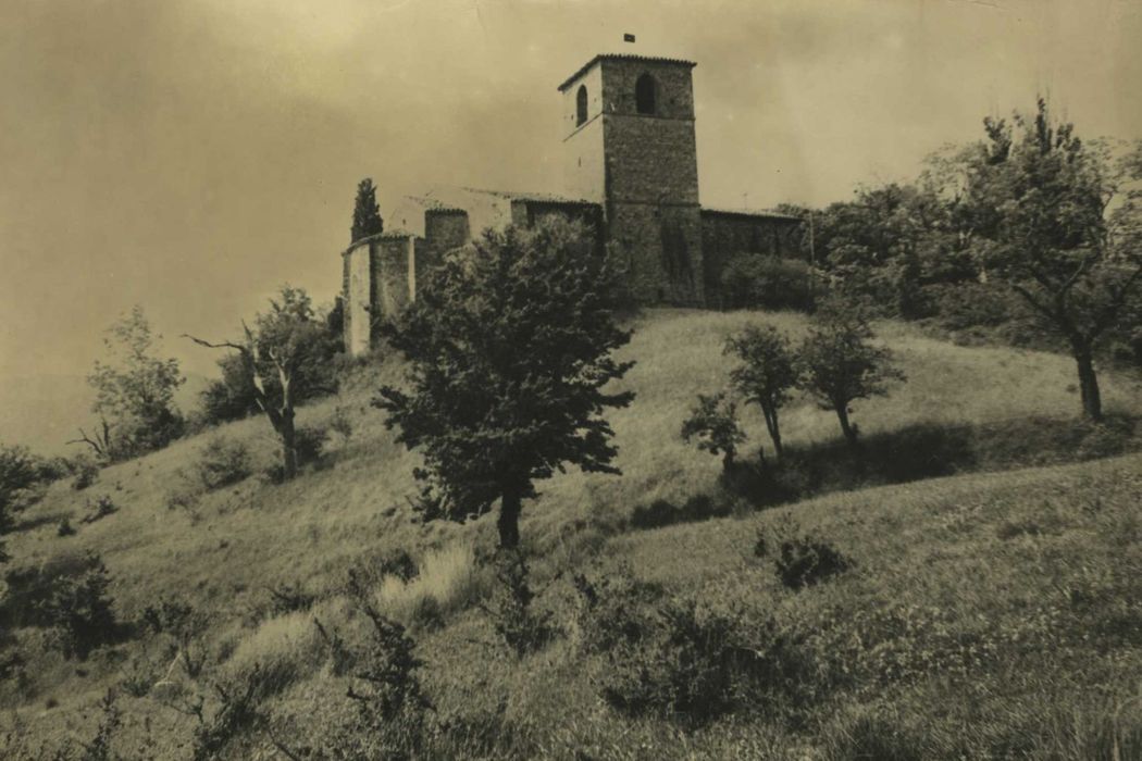 Eglise paroisiale : vue générale de l’église depuis le Nord, vue générale