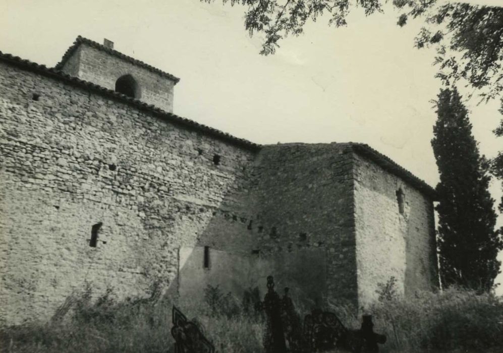 Eglise paroisiale : façade latérale sud, vue partielle