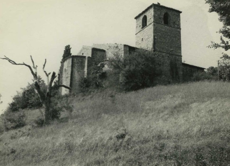 Eglise paroisiale : vue générale de l’église depuis le Nord, vue générale