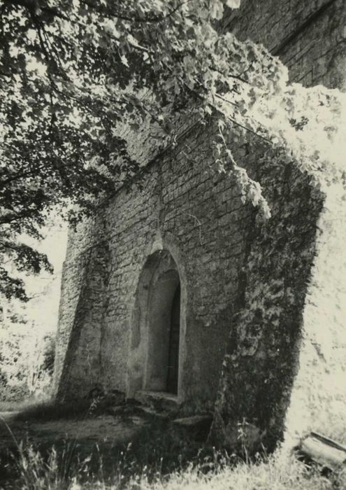 Eglise paroisiale : façade occidentale, vue partielle