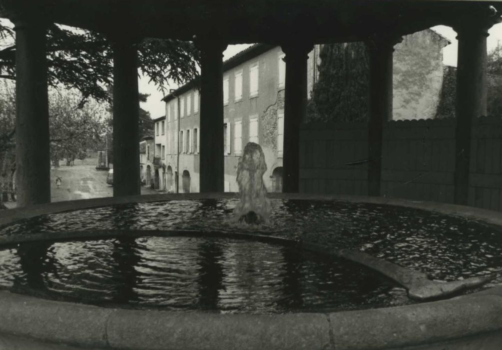 Lavoir public, vue partielle