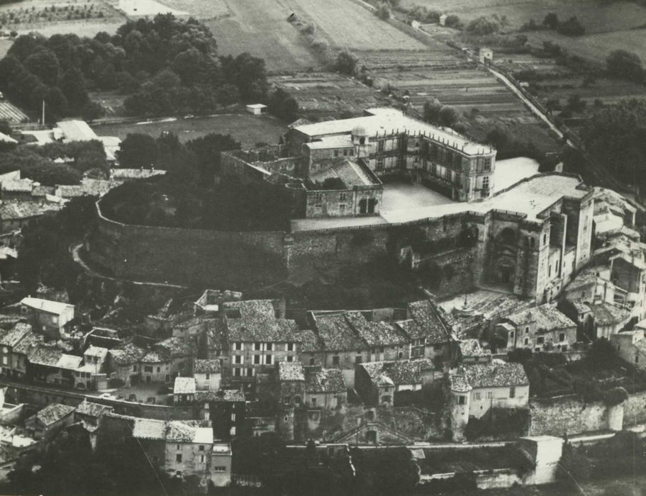 Château : vue aérienne de l’ensemble des bâtiments