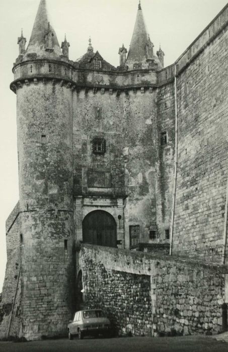 Château : poterne d’entrée, élévation nord, vue générale