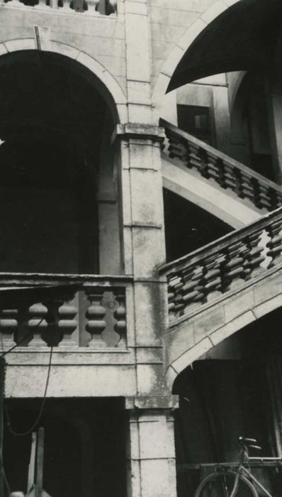 Ancien hôtel de Grasset : vue partielle de l ‘escalier monumental