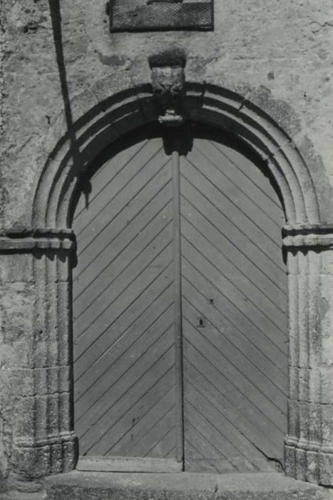 Eglise Saint-Cyr : portail d’accès à la chapelle des pénitents, vue générale