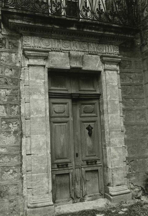 Château : façade est, porte d’accès, vue générale