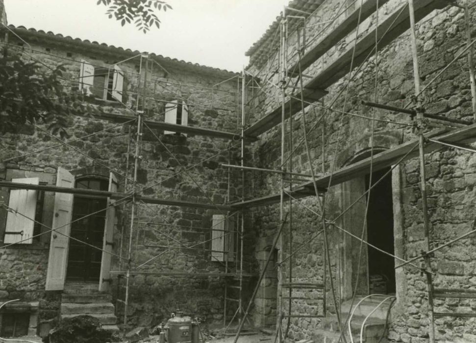 Château : façades sur cour, vue partielle