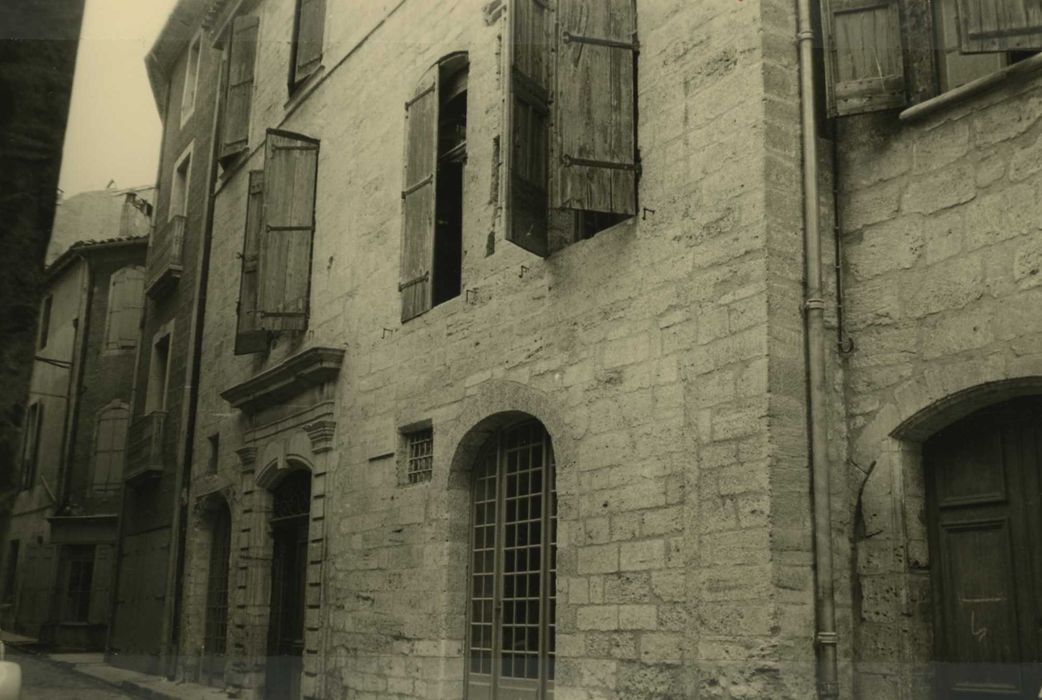 Hôtel de Lacoste : façade sur rue, vue partielle