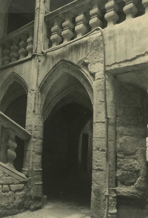 Hôtel de Lacoste : 1ère cour, vue partielle