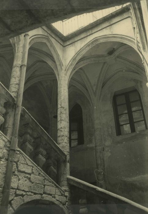 Hôtel de Lacoste : 1ère cour, escalier monumental, vue partielle