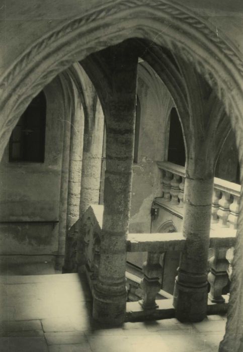 Hôtel de Lacoste : 1ère cour, escalier monumental, vue partielle