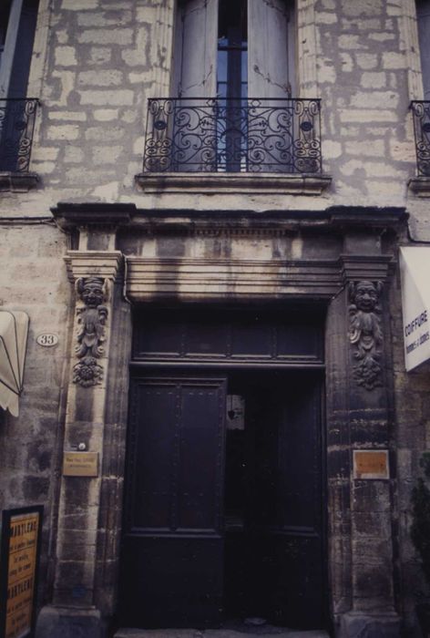 Hôtel de Loubatières (ou de Latude) : porte d’accès sur rue, vue générale