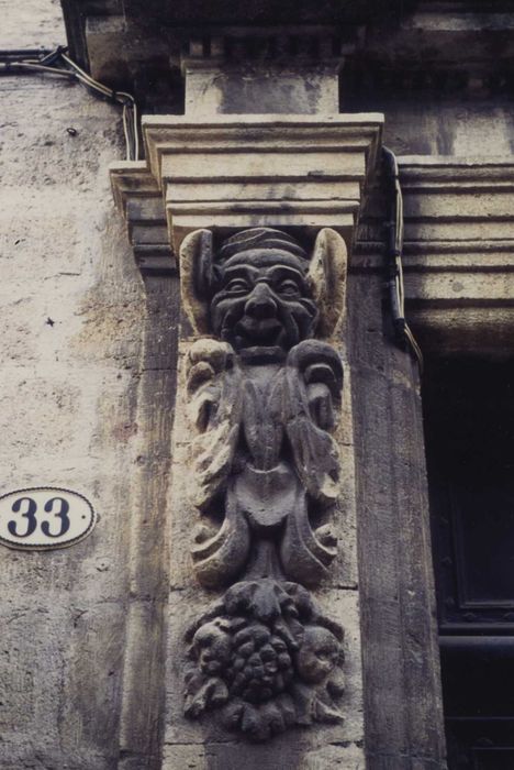 Hôtel de Loubatières (ou de Latude) : porte d’accès sur rue, détail