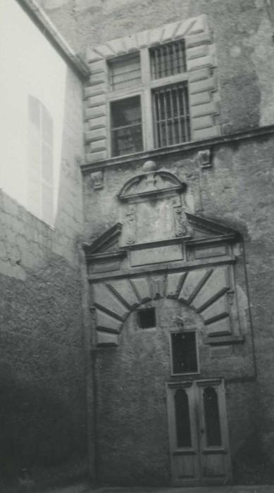 Hôtel du Connétable de Montmorency (ou Hôtel de Peyrat) : façade sur cour, vue partielle