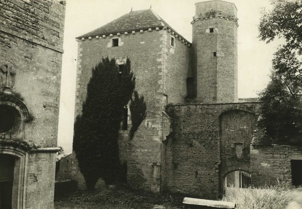 Château : tour carrée, façades nord et ouest, vue générale