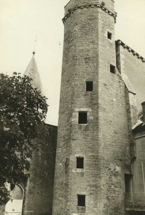 Château : tourelle d’escalier de la tour carrée, vue générale