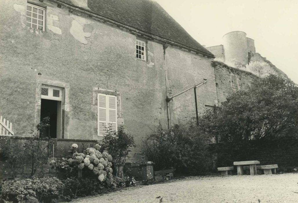 Château : ancienne courtine sud, vue générale