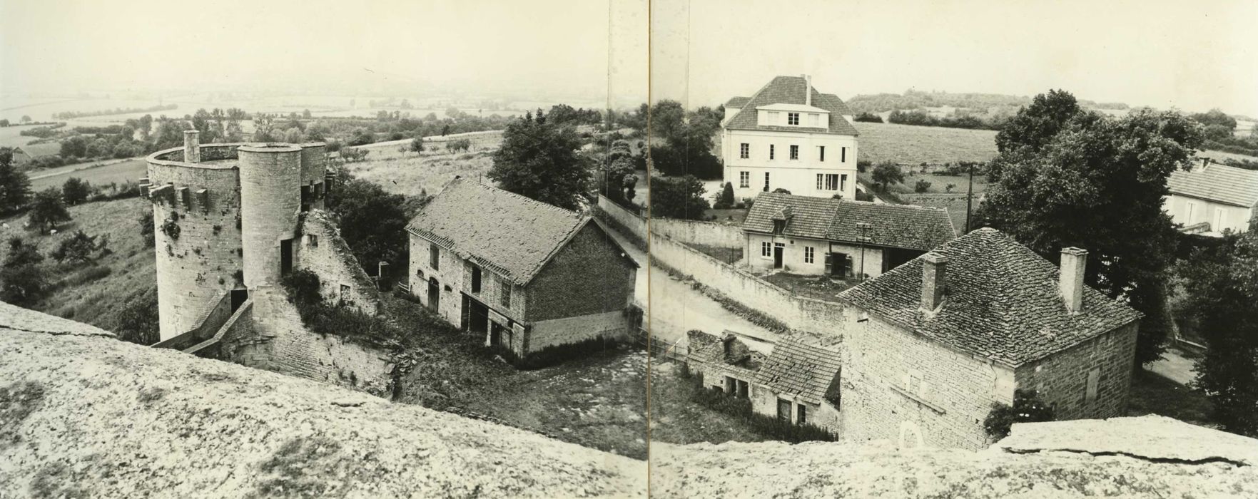 Château : vue partielle des bâtiments depuis le sommet de la  tour carrée