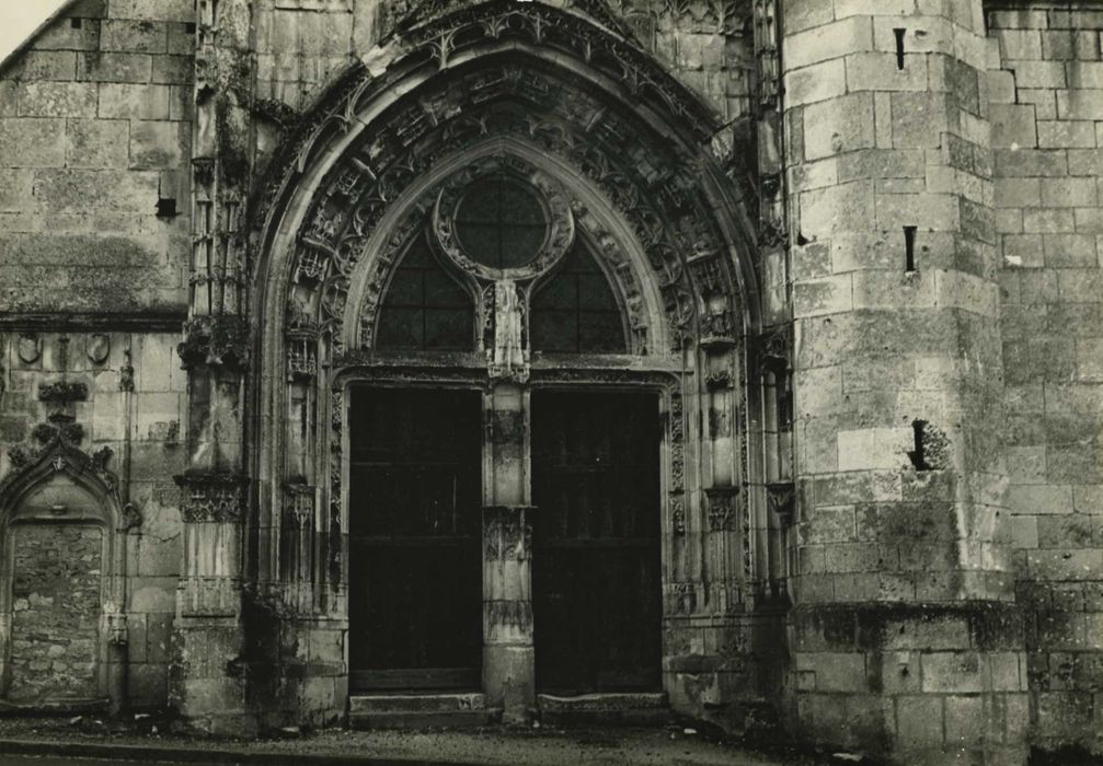 Eglise Saint-Julien : portail occidental, vue générale