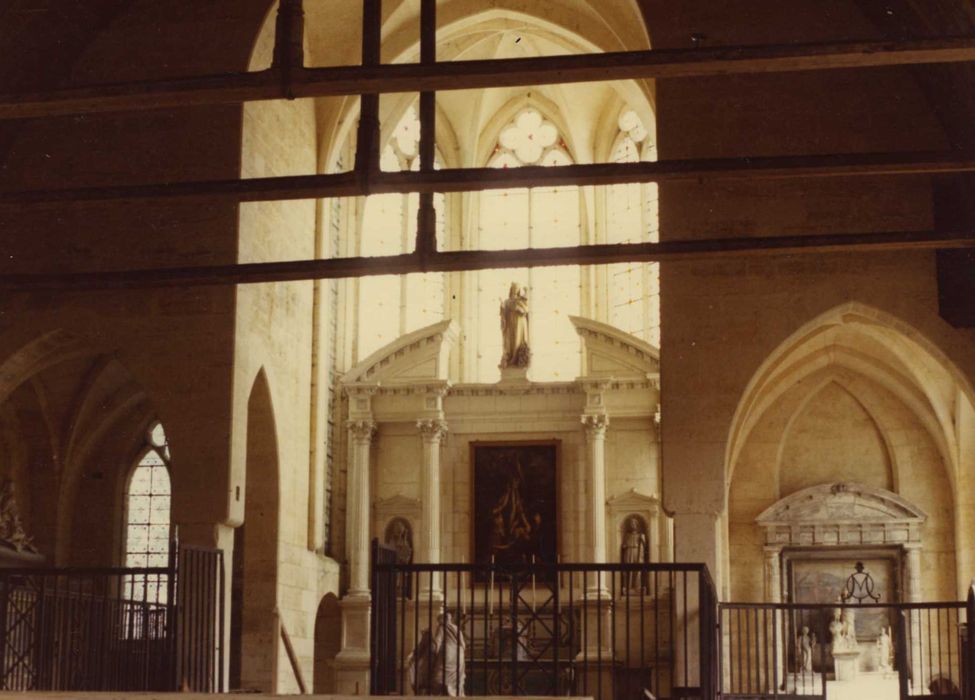 Hôpital : salle des malades, vue générale du choeur