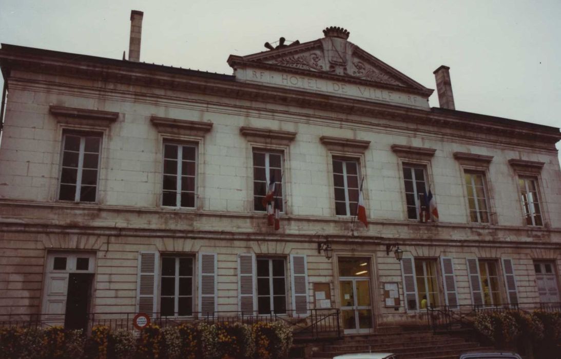 Marché couvert : façade sud, vue générale