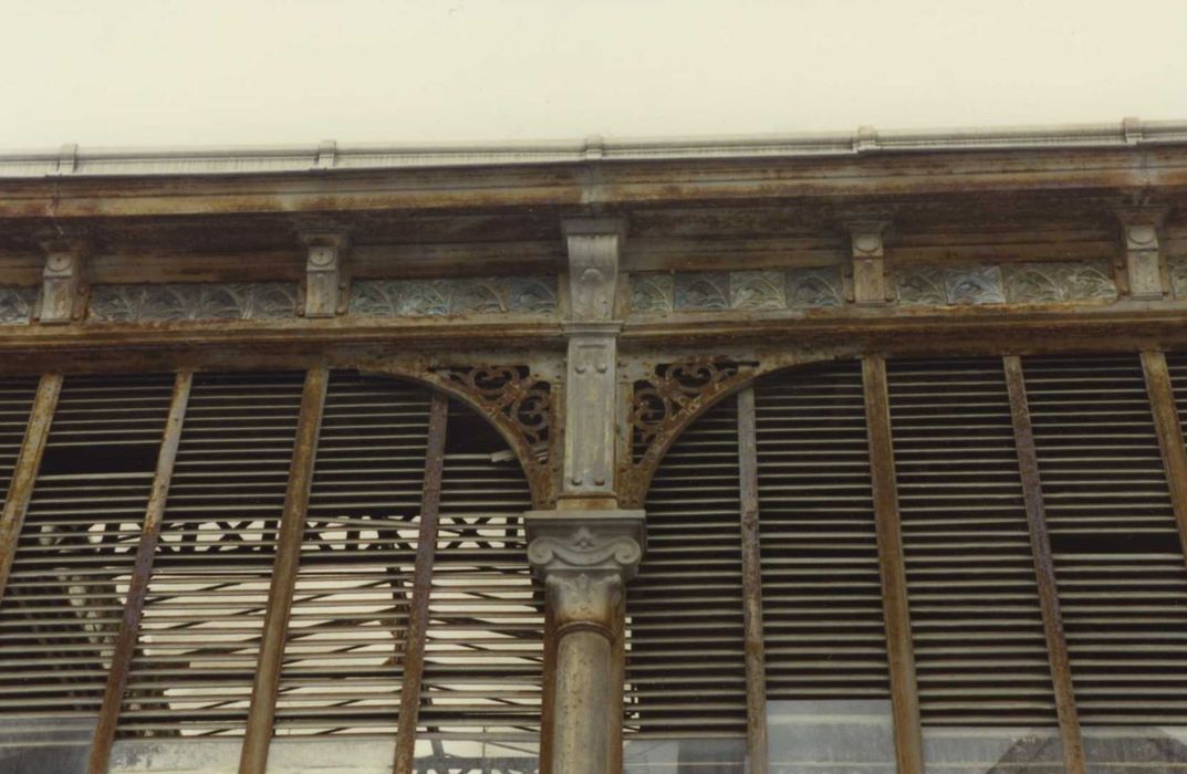 Marché couvert : détail de la corniche