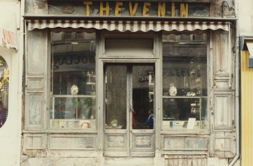 Confiserie (ancienne) : devanture, vue générale