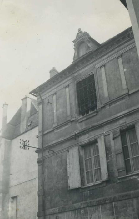 Maison : façade sur la rue Jean Garnier, vue partielle